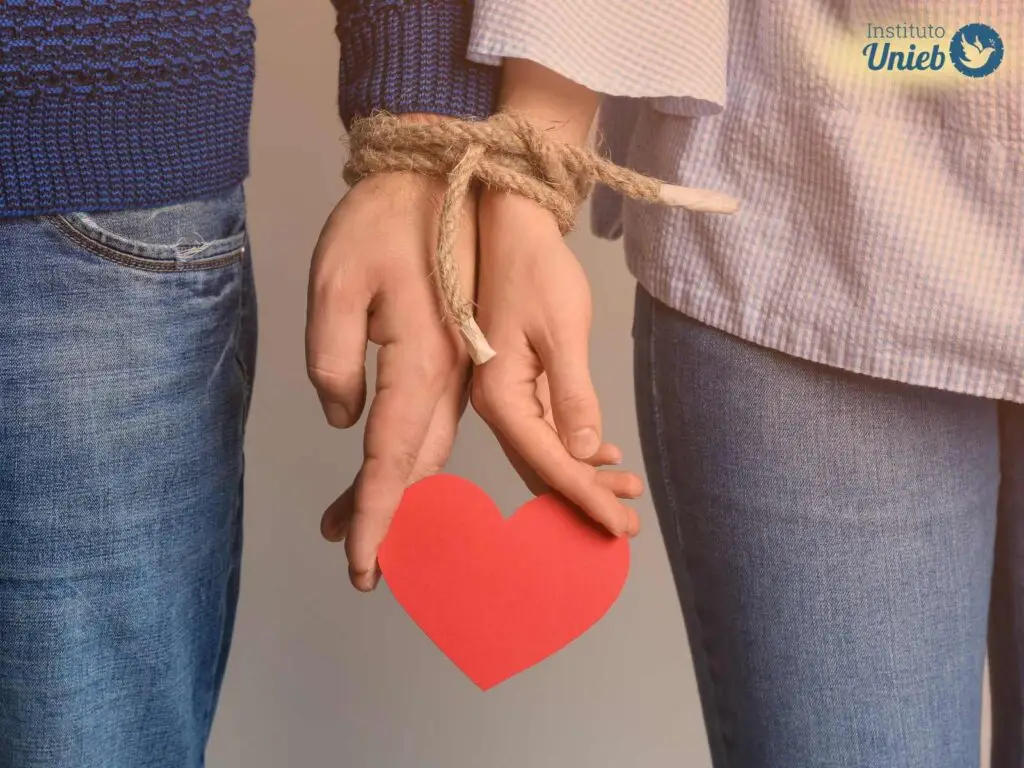 homem e mulher amarrados com braços amarrados enquanto seguram um coração vermelho de papel - Instituto Unieb (Pai de santo Roberson Dariel) - Contato 11 96982-1121 - CEP 14801-040 - Av. Dom Pedro II 562, Centro, Araraquara, SP