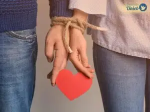 homem e mulher amarrados com braços amarrados enquanto seguram um coração vermelho de papel - Instituto Unieb (Pai de santo Roberson Dariel) - Contato 11 96982-1121 - CEP 14801-040 - Av. Dom Pedro II 562, Centro, Araraquara, SP