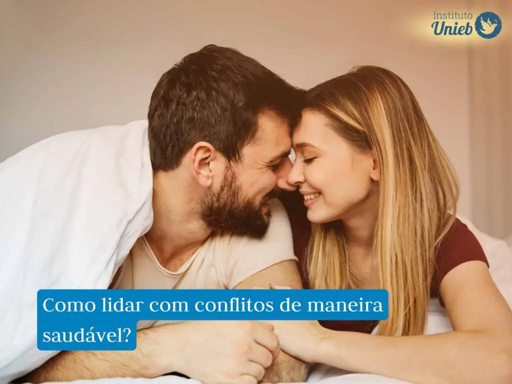 homem e mulher debaixo de lençol branco em momento de intimidade