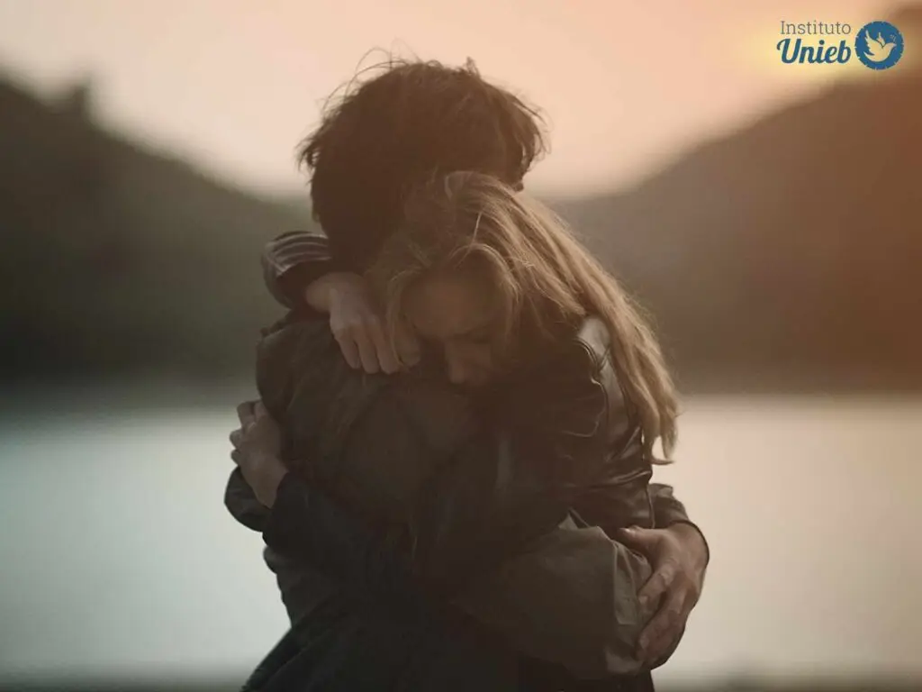 homem e mulher se abraçam representando o reencontro entre duas pessoas
