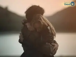 homem e mulher se abraçam representando o reencontro entre duas pessoas