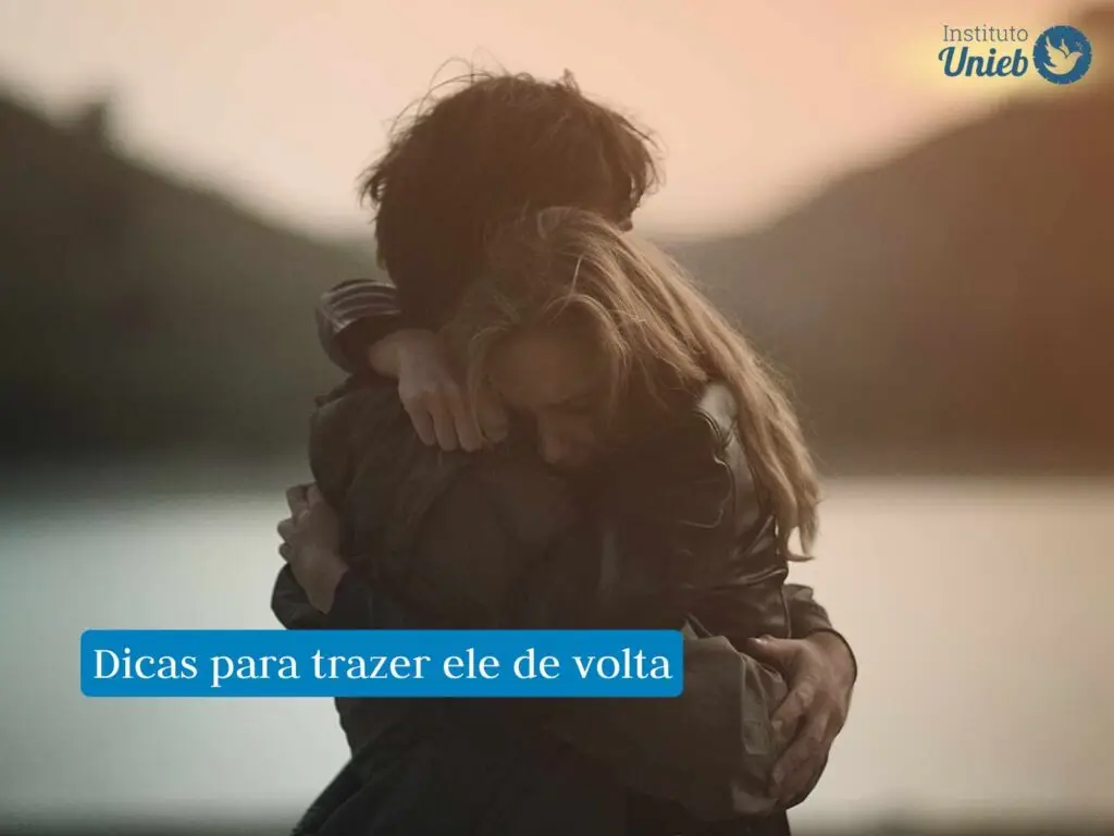 homem e mulher se abraçam representando o reencontro entre duas pessoas com frase em fundo azul que diz "dicas para trazer ele de volta" e logo acima do Instituto Unieb