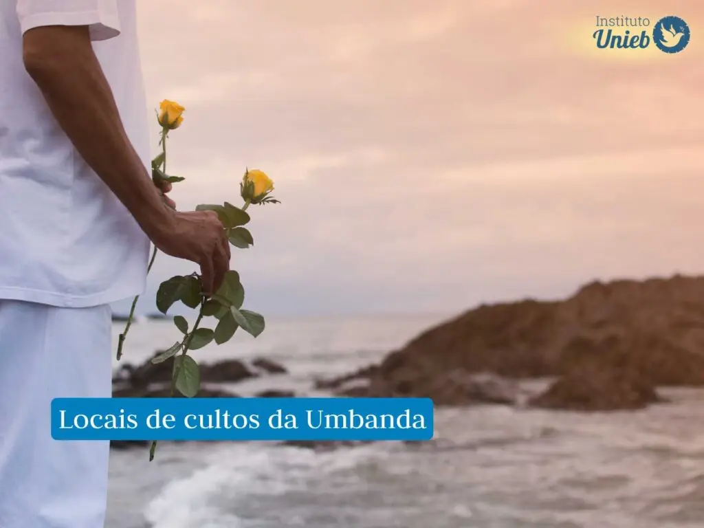 homem usando roupa branca, praticante da Umbanda, segurando duas rosas amarelas, ao fundo há ondas e um mar, também há uma frase com fundo azul que diz "locais de cultos da Umbanda" e uma logo acima do Instituto Unieb