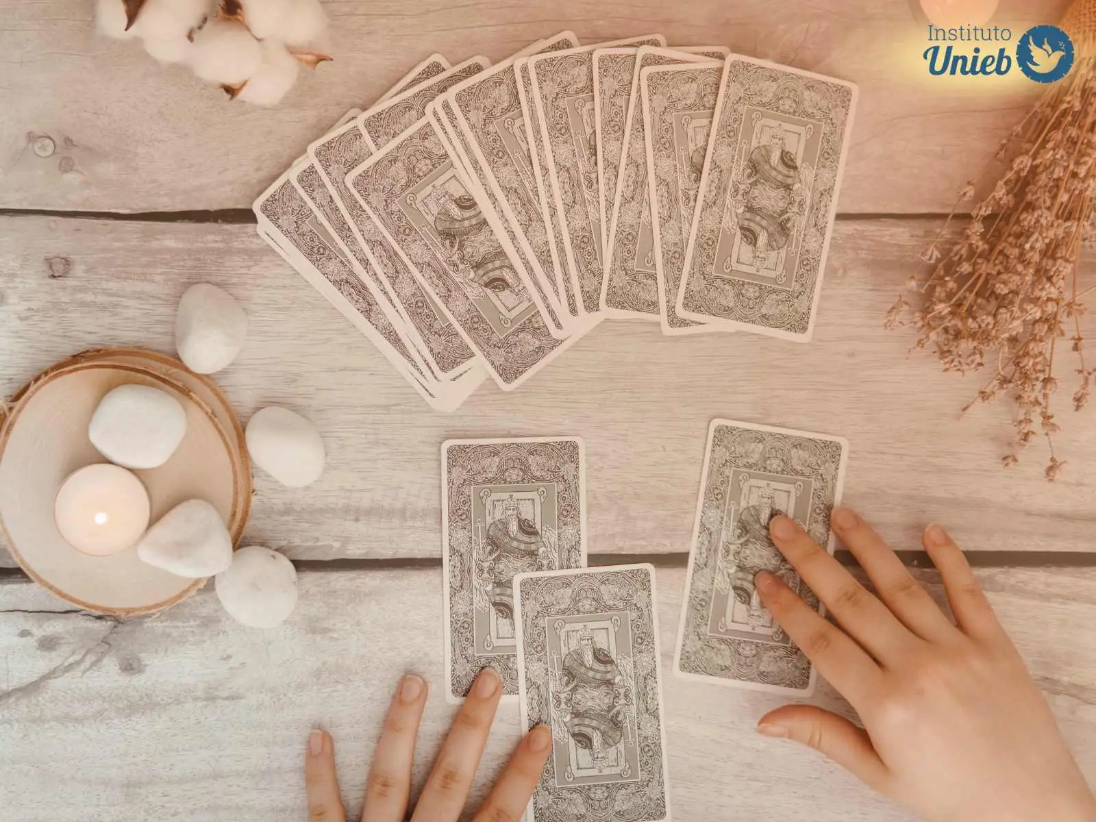 Cartas de tarot dispostas na mesa junto com objetos como velas, pedras energéticas e ramos secos - Instituto Unieb (Pai de santo Roberson Dariel) - Contato 11 96982-1121 - CEP 14801-040 - Av. Dom Pedro II 562, Centro, Araraquara, SP