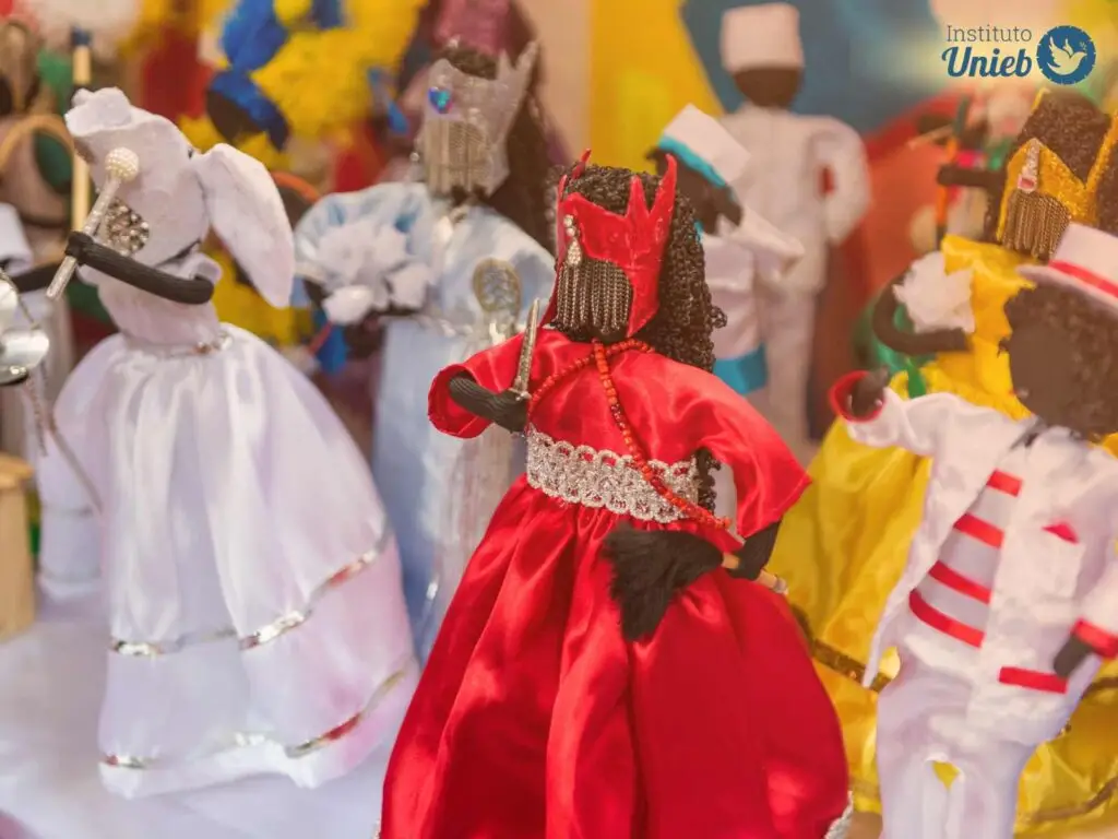 bonecos ou representações em miniatura de Entidades cultuadas nas religiões afro-brasileiras, na imagem vemos Orixás como Iemanjá, Iansã, Nanã, Oxum e outras Entidades Espirituais