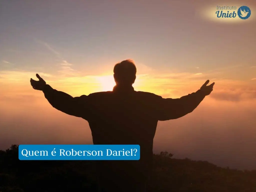 homem de costas com os braços abertos contemplando o Sol no horizonte com frase em fundo azul que diz "Quem é Roberson Dariel?" e logo acima do Instituto Unieb