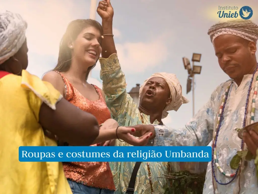 praticantes da Umbanda vestindo panos na cabeça, cordões no pescoço e vestes comuns na religião, enquanto oram e batizam uma mulher que usa roupas comuns, há uma frase em fundo azul que diz "roupas e costumes da religião Umbanda" e uma logo acima do Instituto Unieb