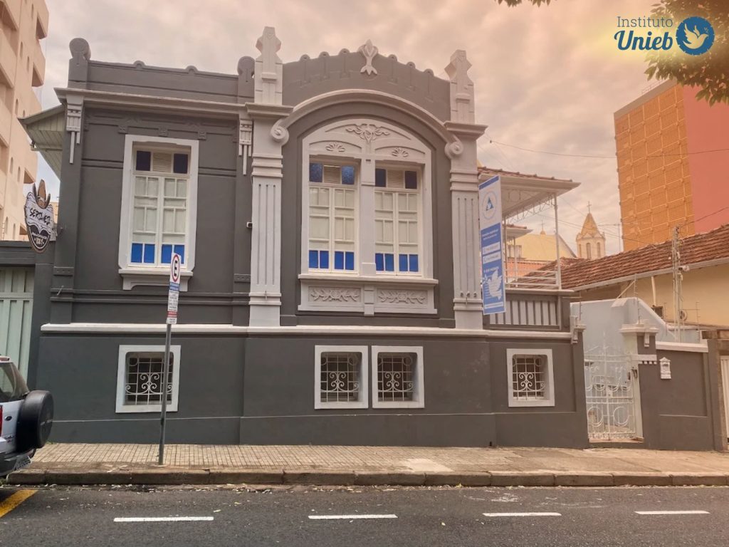 Instituto UNIEB é confiável? História, atendimento e transparência Imagem com a fachada do prédio histórico do Instituto UNIEB