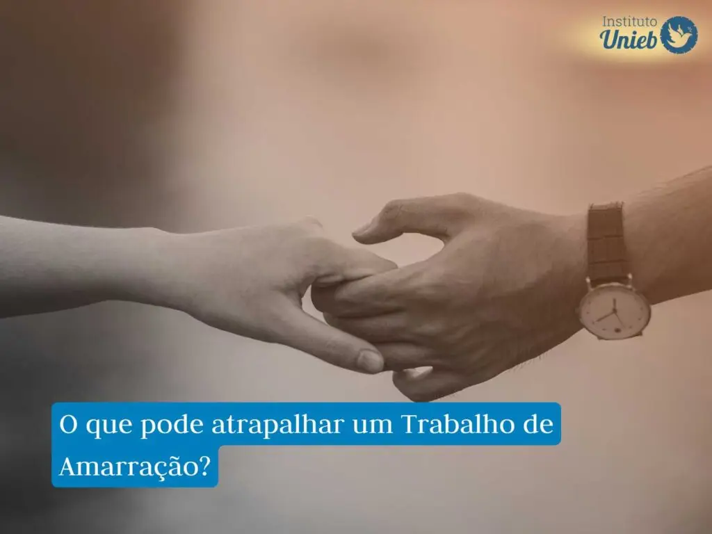 Há duas mãos na imagem, uma masculina com um relógio ao pulso e uma feminina