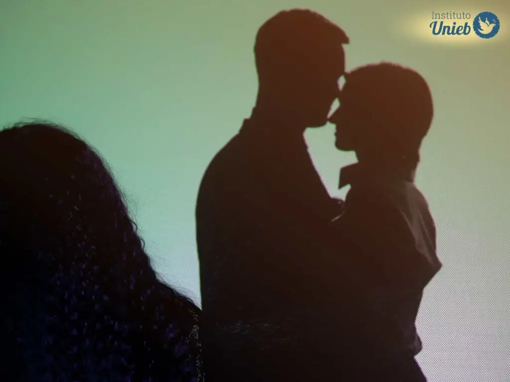 Silhueta de um casal ao fundo se abraçando e de uma terceira pessoa de fora da relação - Instituto Unieb (Pai de santo Roberson Dariel) - Contato 11 96982-1121 - CEP 14801-040 - Av. Dom Pedro II 562, Centro, Araraquara, SP