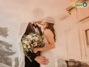 Casal se beijando em casamento usando roupas de noivos - Instituto Unieb (Pai de santo Roberson Dariel) - Contato 11 96982-1121 - CEP 14801-040 - Av. Dom Pedro II 562, Centro, Araraquara, SP