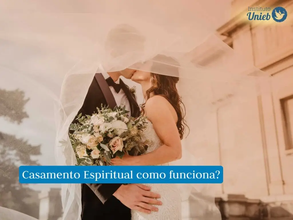 Homem e mulher vestidos como noivos em cerimônia de casamento