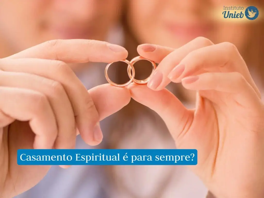 Homem e mulher seguram alianças com os dedos