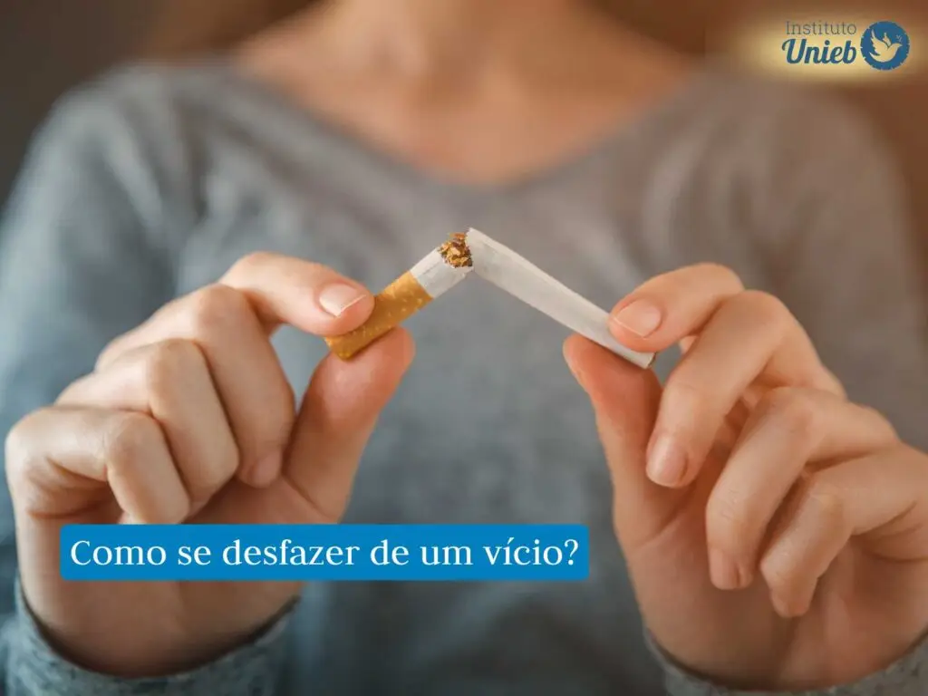 Mulher partindo ao meio um cigarro com as mãos