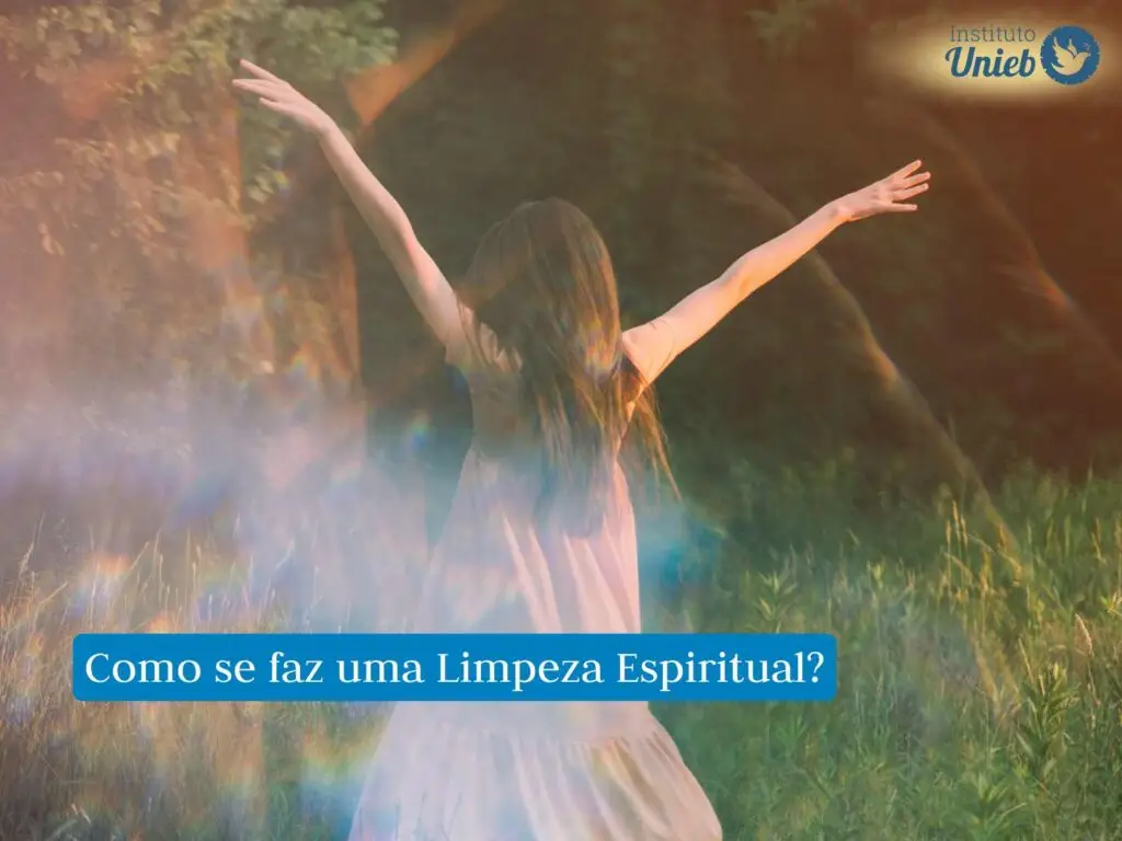 Mulher de costas e braços abertos ao alto