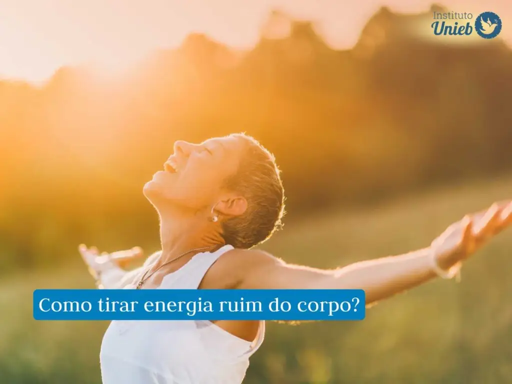 Mulher com os braços abertos ao ar livre com os raios do sol tocando sua pele