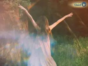 Mulher de vestido e de costas com os braços para o alto ao ar livre - Instituto Unieb (Pai de santo Roberson Dariel) - Contato 11 96982-1121 - CEP 14801-040 - Av. Dom Pedro II 562, Centro, Araraquara, SP