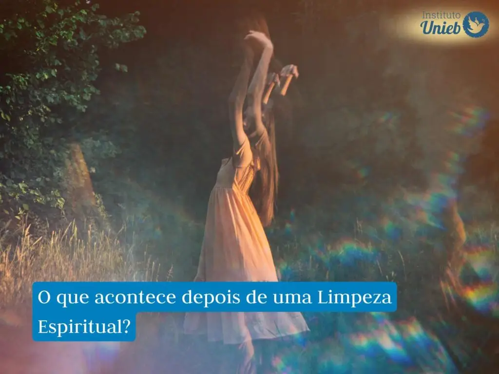 Mulher com os braços levantados