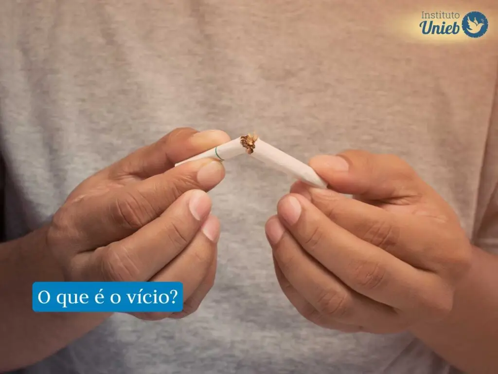 Homem partindo um cigarro ao meio usando as mãos