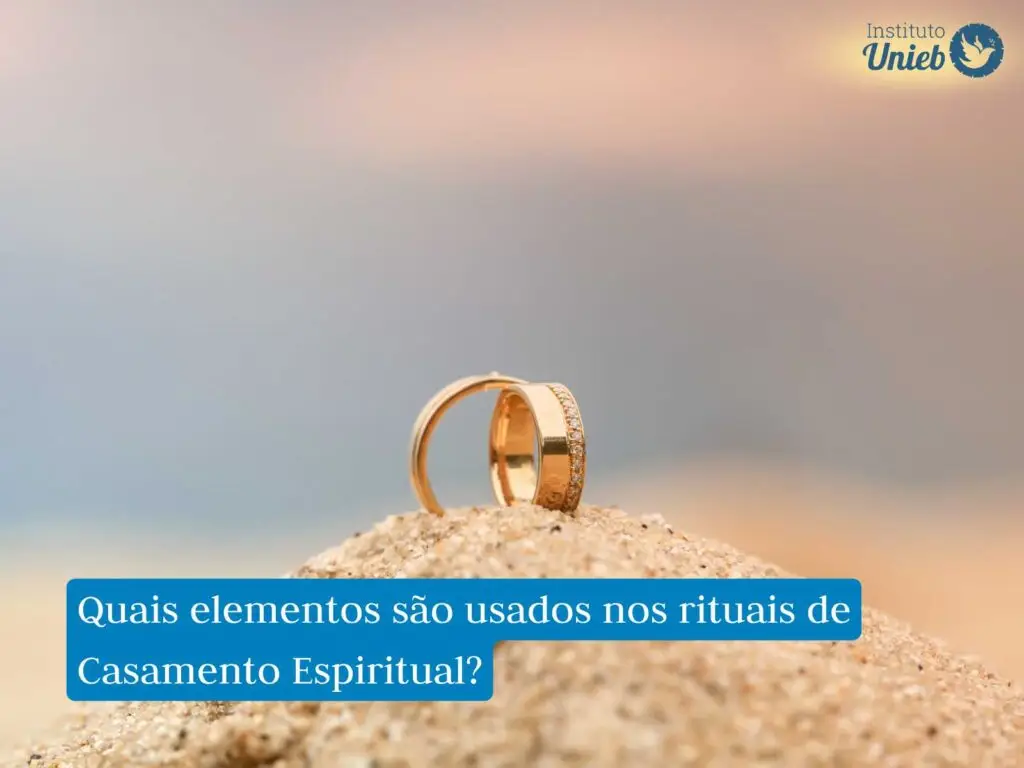 Par de alianças na areia