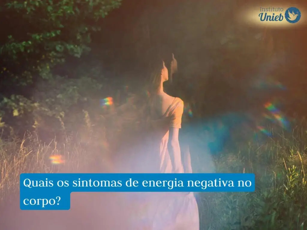 Mulher de vestido ao ar livre com braços ao lado do corpo