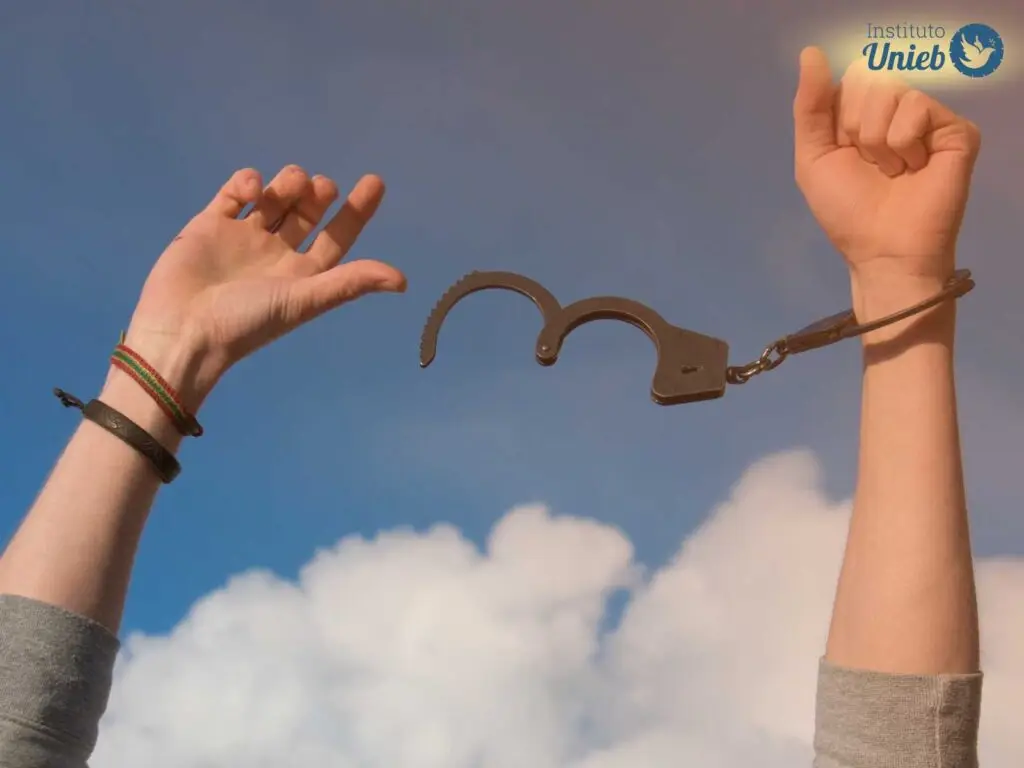 Mãos ao alto com algemas abertas - Instituto Unieb (Pai de santo Roberson Dariel) - Contato 11 96982-1121 - CEP 14801-040 - Av. Dom Pedro II 562, Centro, Araraquara, SP