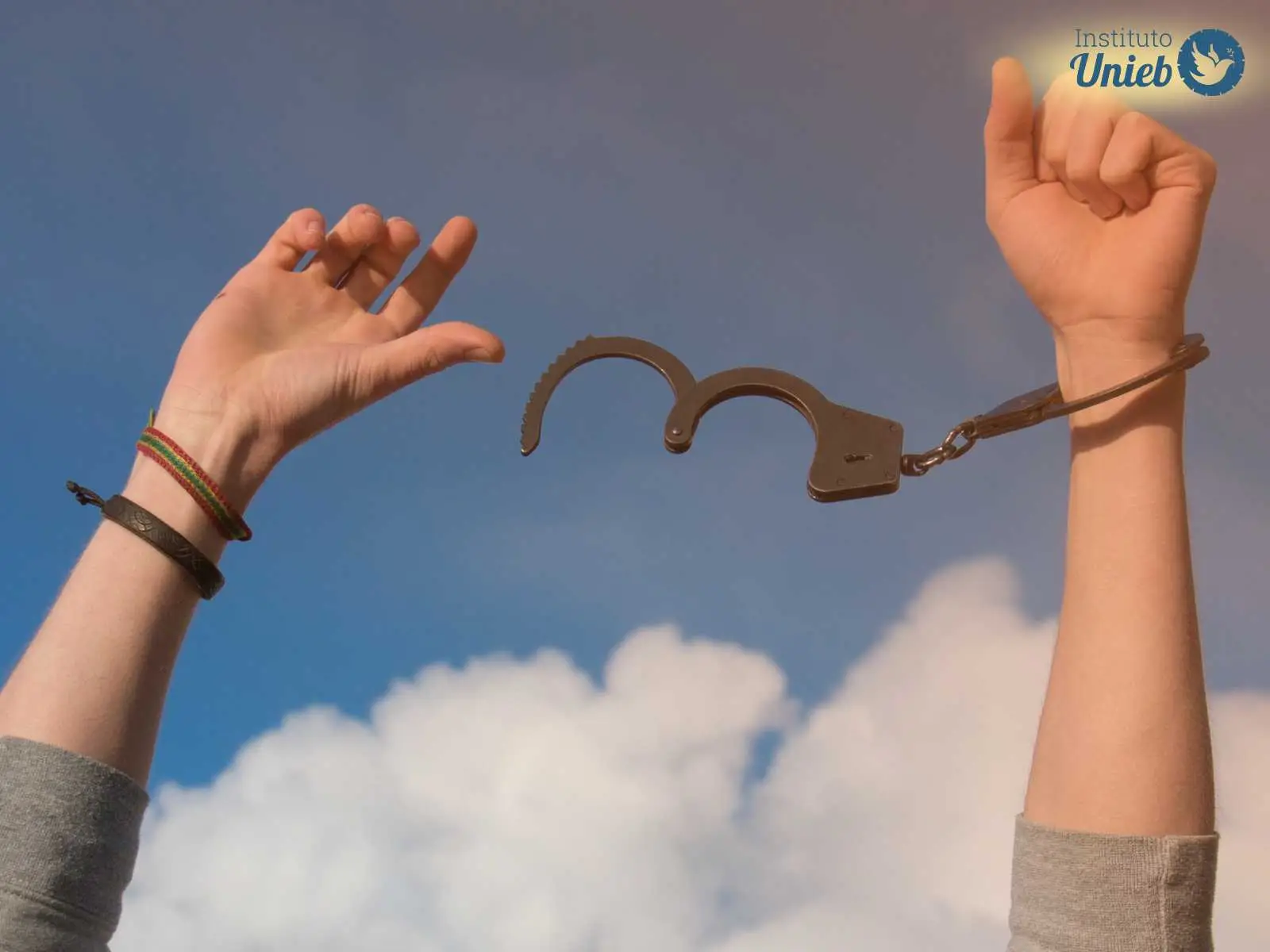 Mãos ao alto com algemas abertas - Instituto Unieb (Pai de santo Roberson Dariel) - Contato 11 96982-1121 - CEP 14801-040 - Av. Dom Pedro II 562, Centro, Araraquara, SP