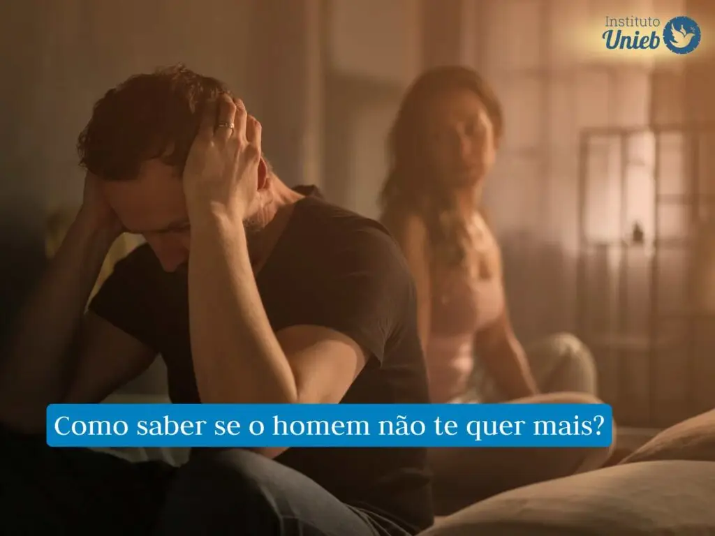 Homem com as mãos na orelha e mulher olhando com tristeza