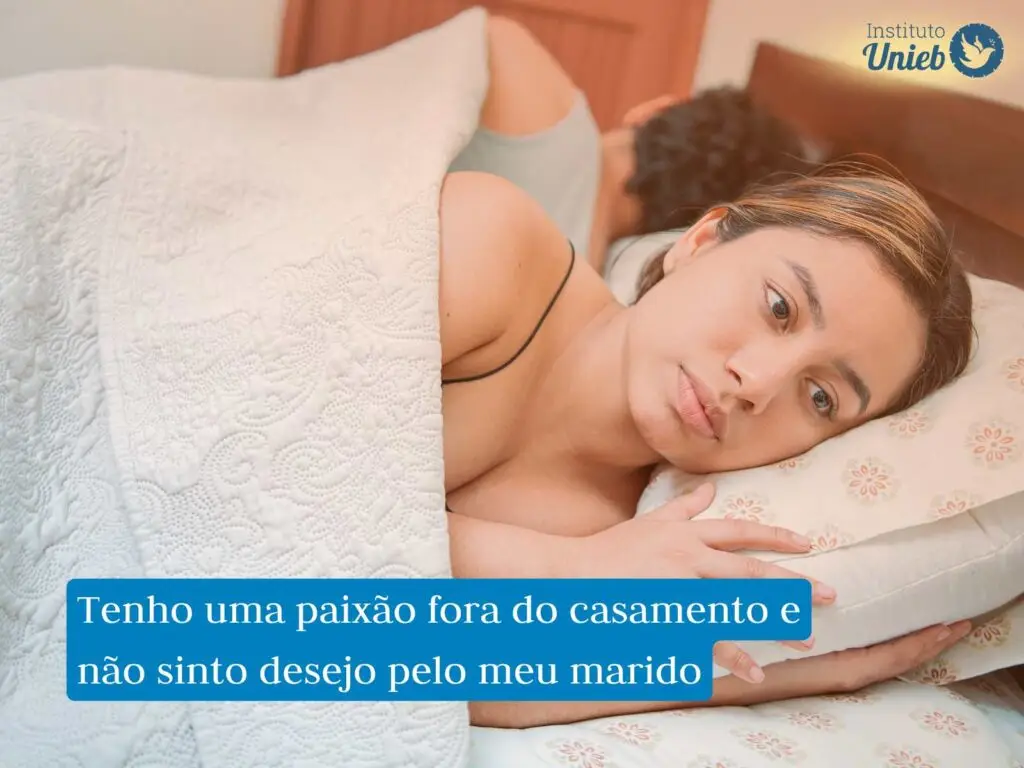 Mulher deitada na cama de costas para o marido com olhar pensativo e deprimido