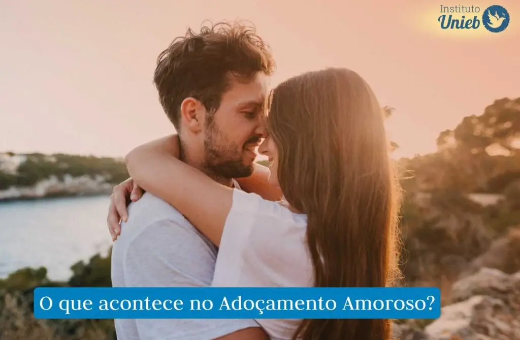 Homem e mulher se abraçando