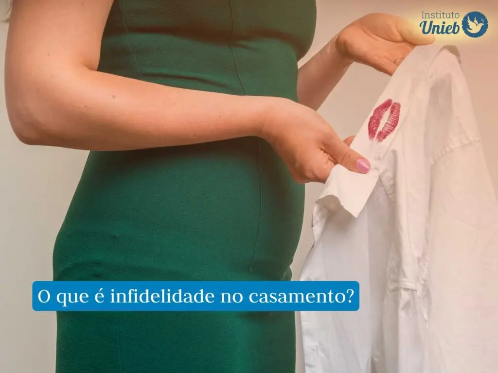 Mulher usando vestido verde segura camisa branca masculina com marca de batom vermelho no colarinho