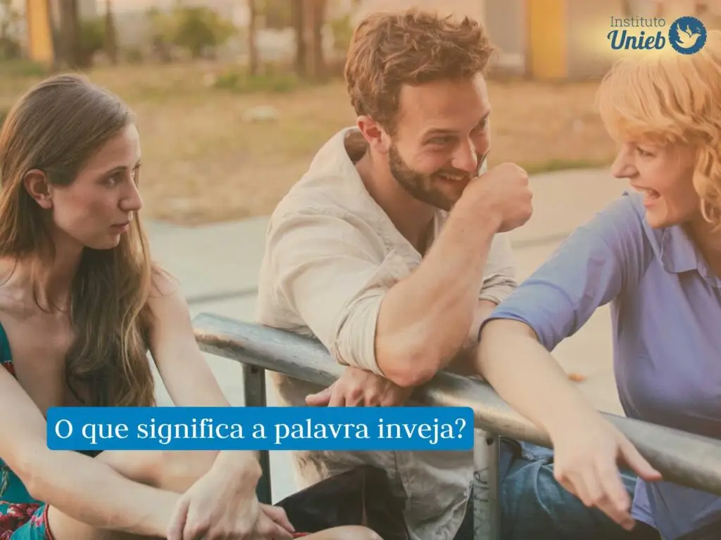 Um casal sorrindo e se divertindo e uma mulher olhando com olhar invejoso