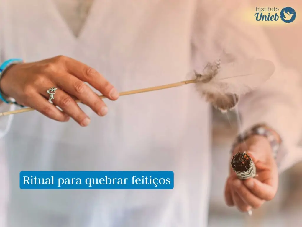 Pessoa vestida de branco representando um guia de uma religião realizando práticas espirituais como a defumação