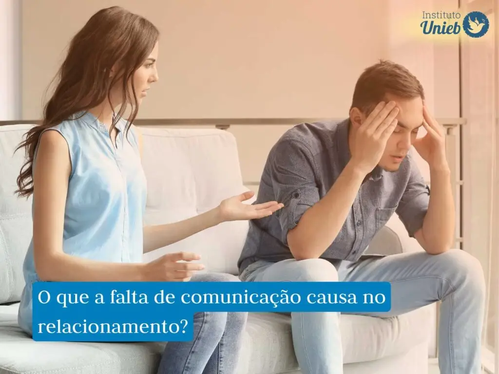 Homem e mulher sentados em sofá discutindo