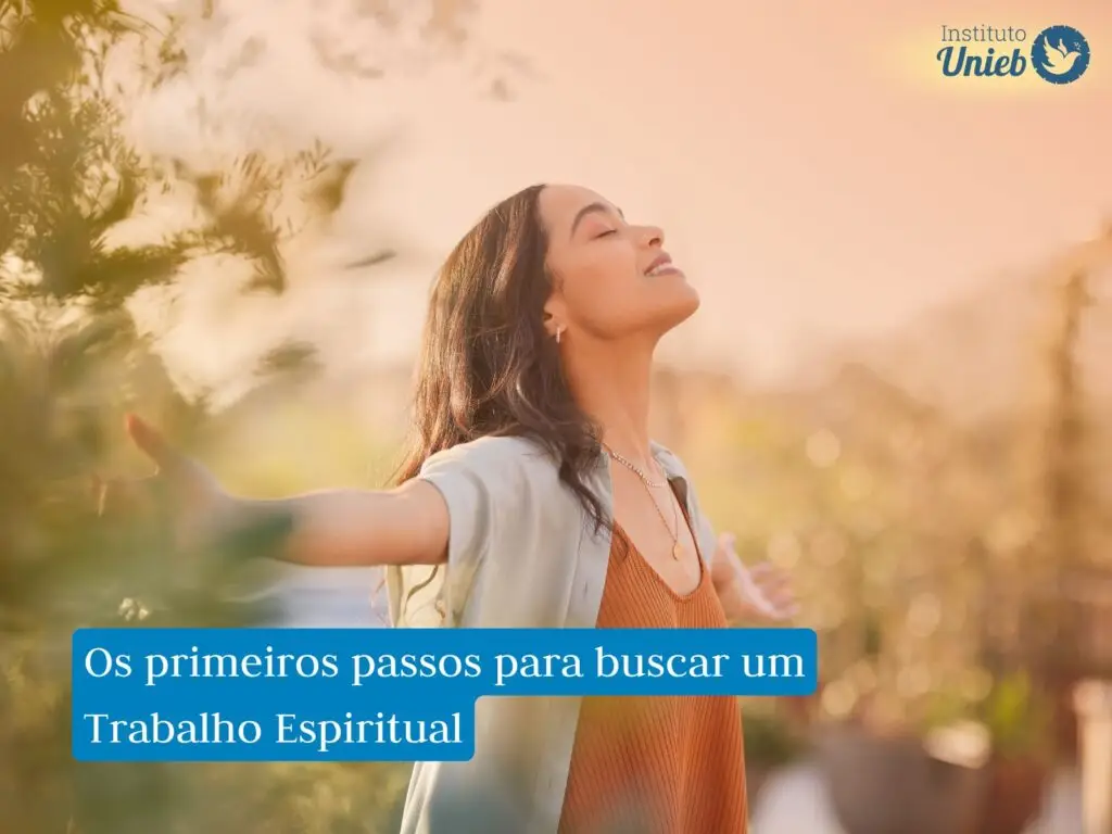 Mulher com os braços abertos e cabeça para cima de olhos fechados em meio a natureza