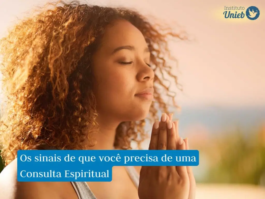 Mulher com cabelos soltos, olhos fechados e com as mãos em prece