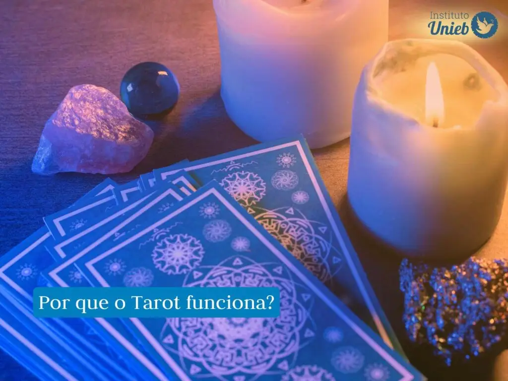 Cartas de Tarot em cima de uma mesa com velas e outros elementos místicos