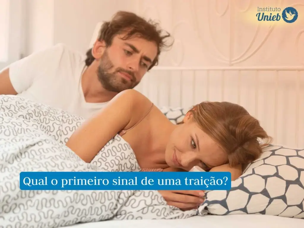 Mulher deitada no quarto olhando no celular e homem atrás vigiando