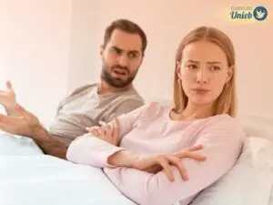 Homem e mulher deitados na cama em uma briga de casal