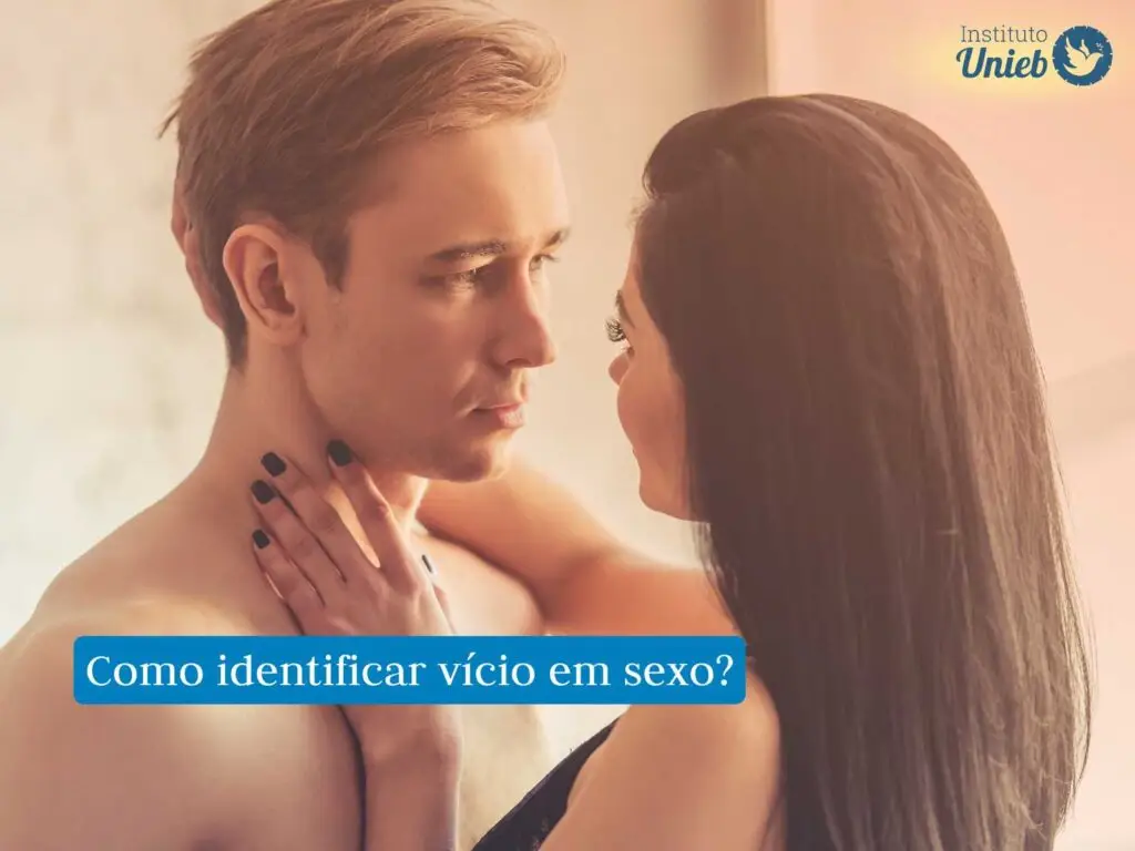 Homem e mulher em momento de intimidade se abraçando e olhando um para o outro
