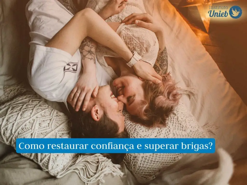 Casal deitado na cama de frente para o outro se abraçando e fazendo gestos de carinho