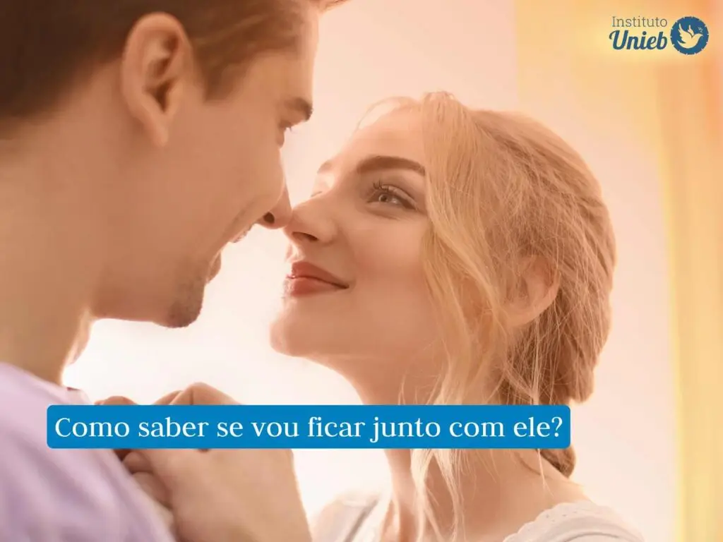 Homem de cabelo castanho e mulher loira com cabelo preso olhando um para o outro de frente 