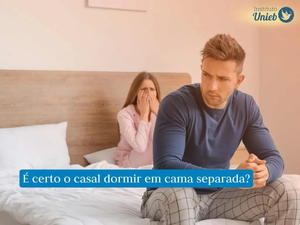 Homem e mulher sentados na cama com expressão de mágoa