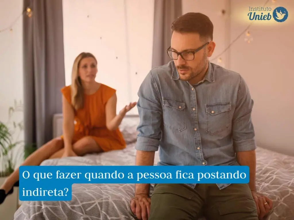 Homem e mulher sentados na cama em uma discussão de relacionamento