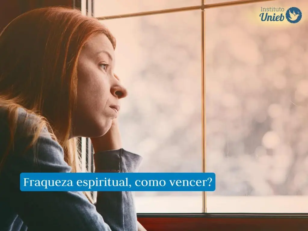 Mulher com expressão triste olhando pela janela