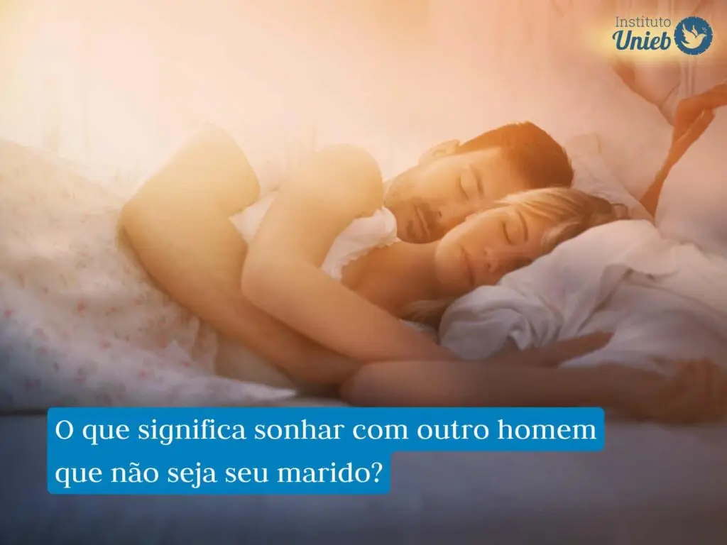 Casal deitado juntos na cama e dormindo enquanto o dia amanhece e pequenos raios de sol entram no quarto