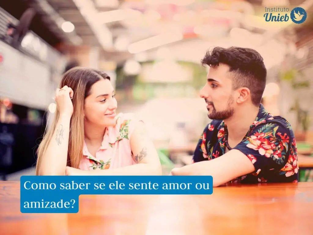 Homem e mulher sentados de frente um para o outro conversando em local aberto