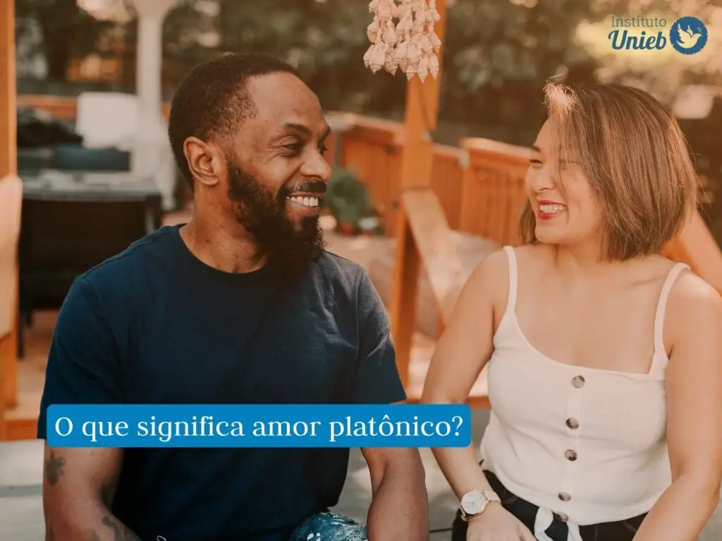 Homem e mulher sentados olhando e sorrindo um para o outro