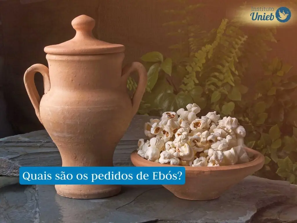 Oferenda com jarro de barro com tampa e vasilha de barro com pipoca dentro