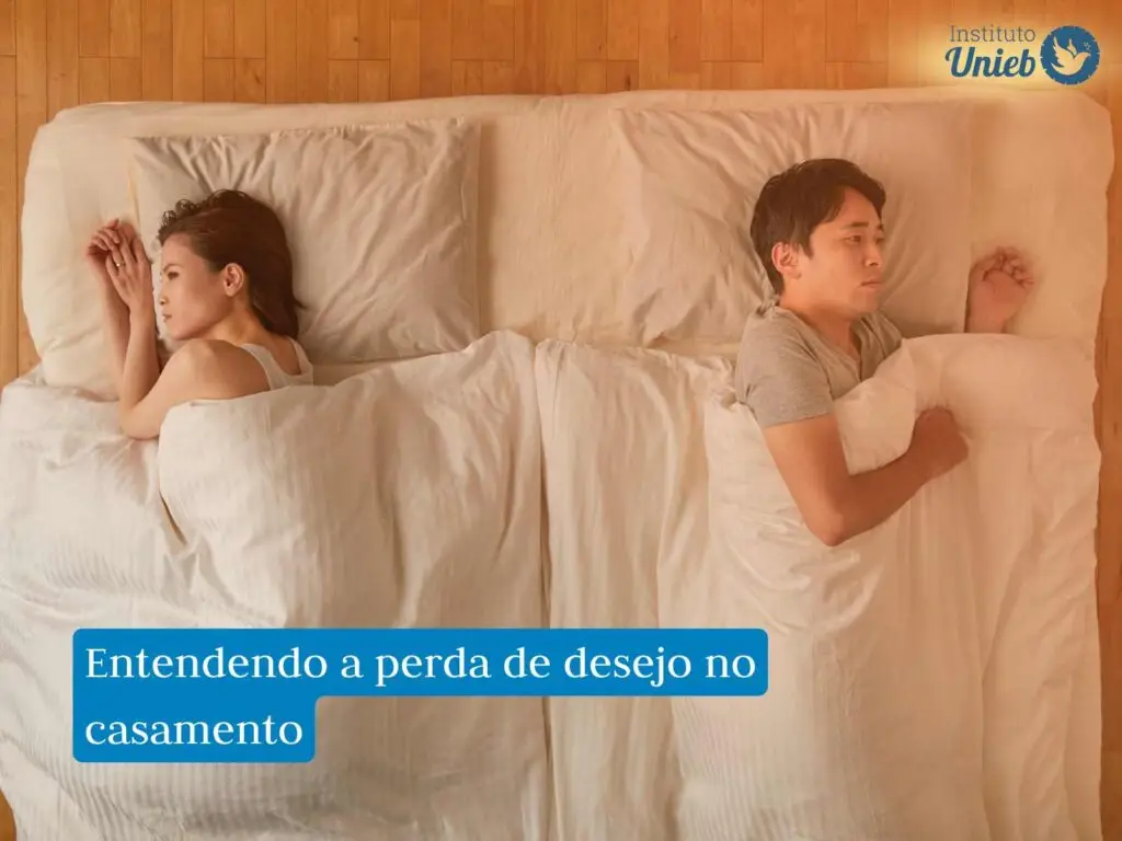 Homem e mulher deitados na cama embaixo de edredom branco de costas um para o outro